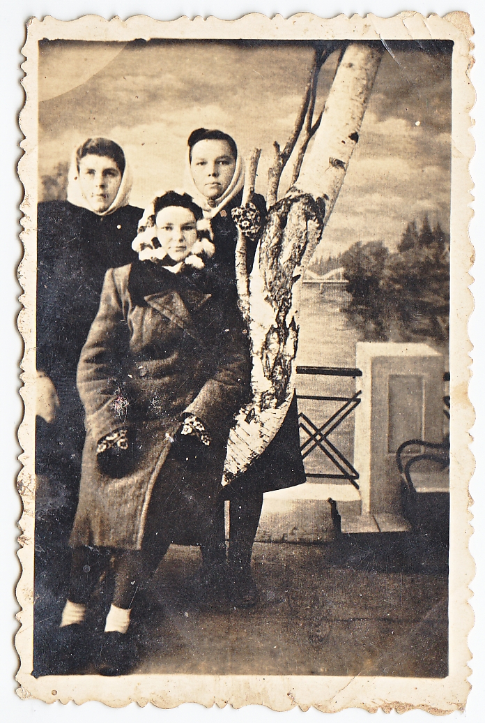 Trys draugės. Iš kairės: Aldona Kazilionytė, Ona Banelytė ir Juozapa Marcinkevičiūtė